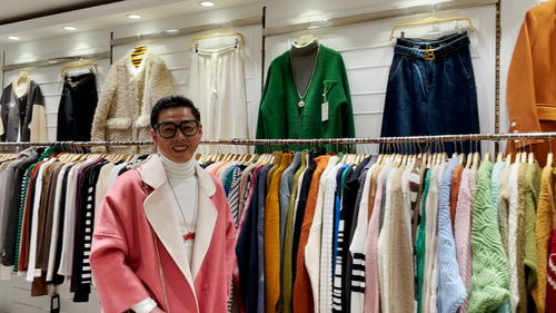 最拼打工人 上海一服装店老板为销量穿女装教人搭配